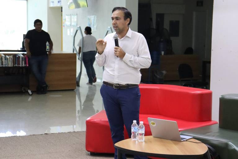 Científico Cristhian Valerio presenta conferencia sobre aceleradores de partículas a estudiantes universitarios y de bachillerato