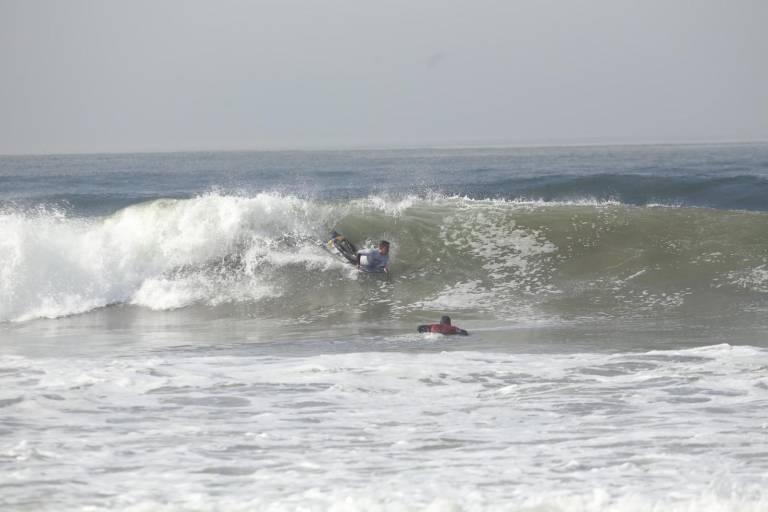 Amantes de las olas toman parte de Torneo de Surf, en Mazatlán