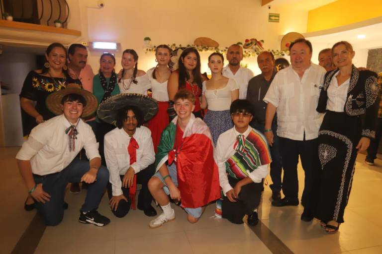 Club Rotario Mazatlán celebra el mes patrio con cena mexicana