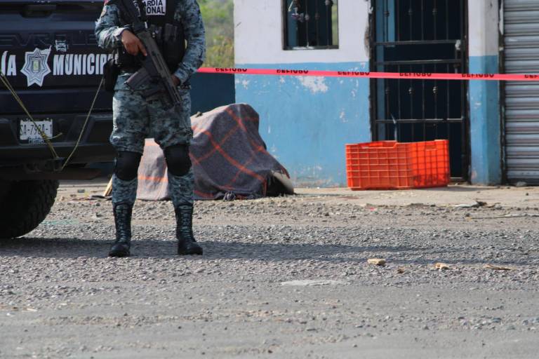 Decapitados y desmembrados, dejan cuerpos de un hombre y una mujer en crucero a Chametla, Rosario