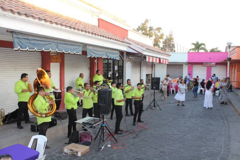 Locatarios del Mercado Miguel Hidalgo de El Rosario celebran el Día de las Madres en medio de dificultades económicas