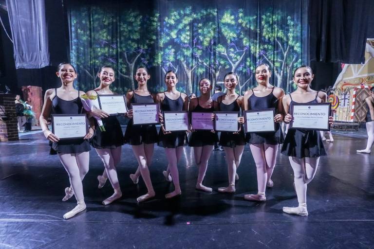 Reconocen a ocho jóvenes bailarinas en Mazatlán