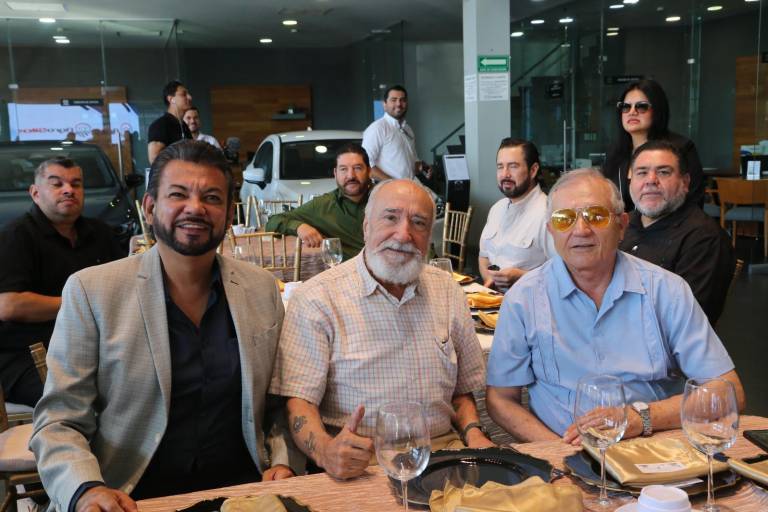 Disfrutan socios del Grupo Red Canaco de grata reunión