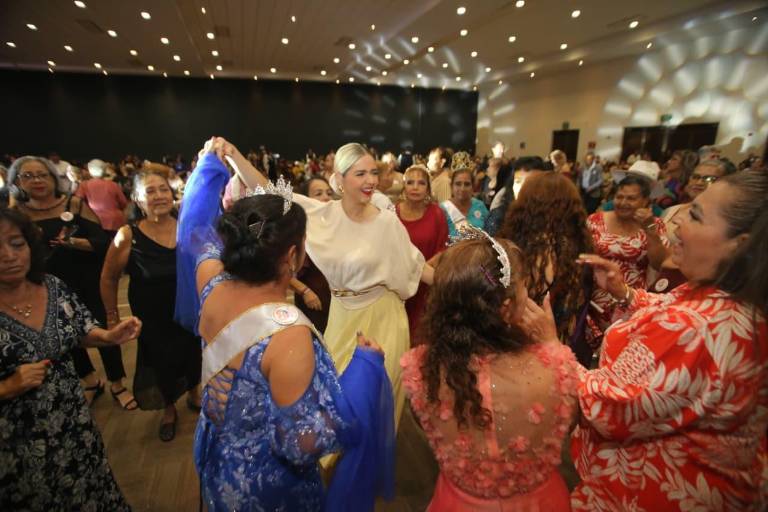 Con festejo, consienten a los abuelitos y abuelitas de Mazatlán