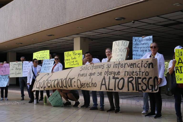 Trabajadores del sector salud se manifiestan en Palacio de Gobierno; quieren bases y bonos