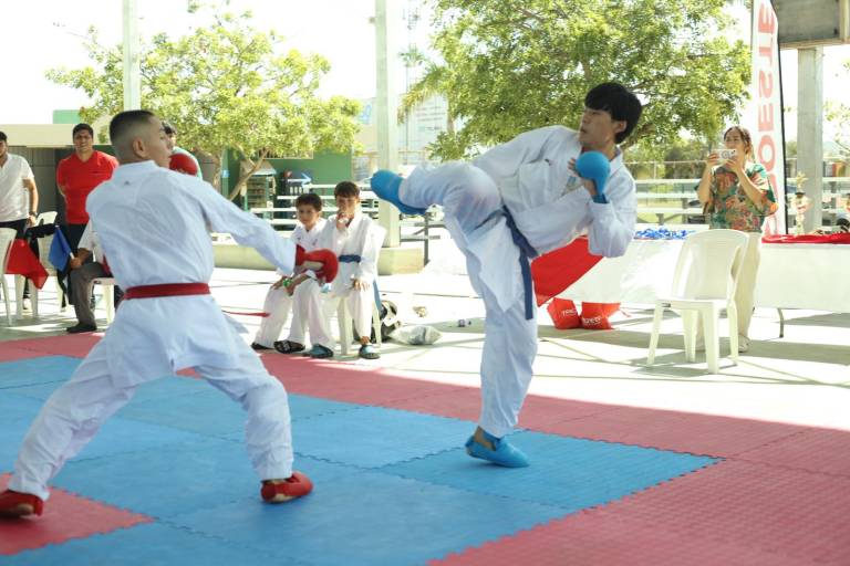 Lucen cintas negras en Copa Anual de Karate Noroeste