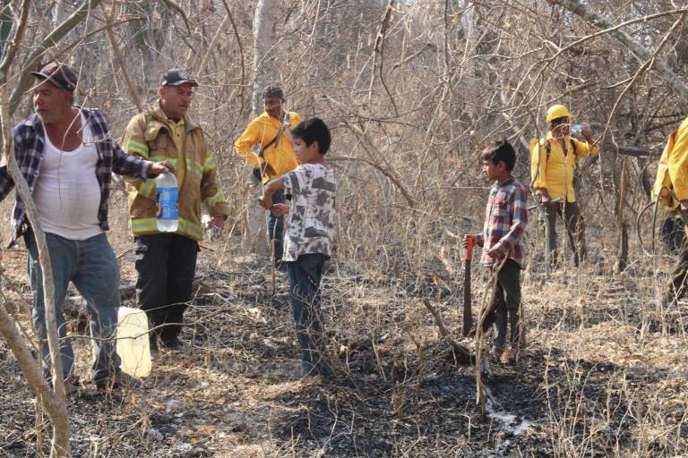 Roberto y sus hijos acuden como voluntarios a combatir incendio forestal en Rosario
