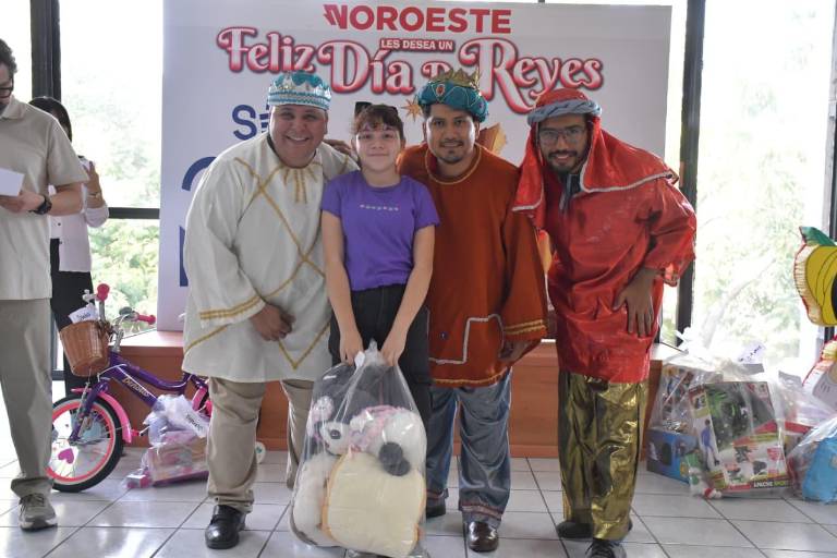 Festeja Noroeste a los niños y niñas con dulces y juguetes por la campaña Sé un Rey Mago