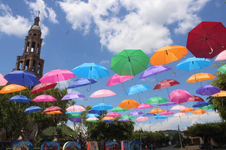 Colocan decoraciones en callejones y atractivos de Rosario