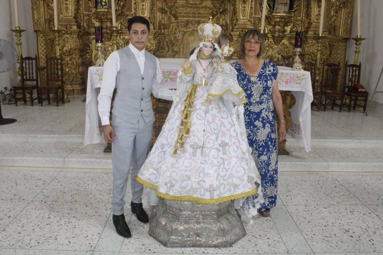 Visten a Nuestra Señora del Rosario de ‘lucero del amanecer’ para iniciar su fiesta