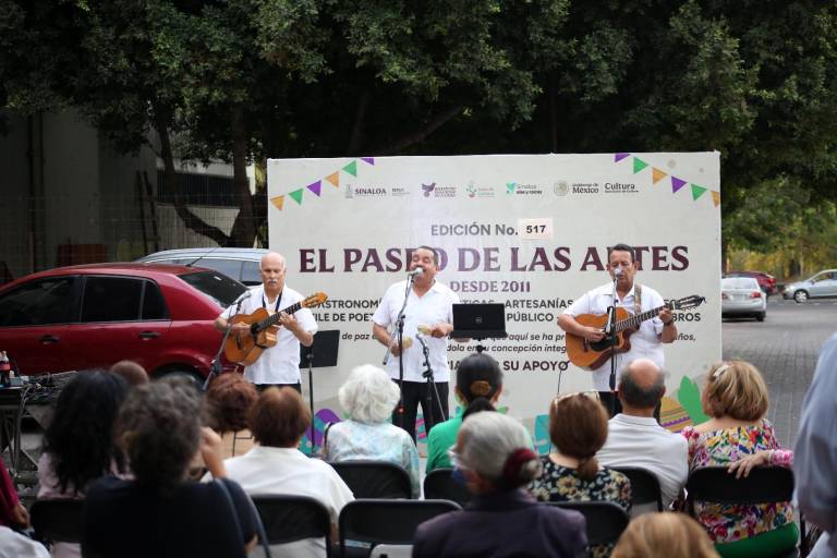 Pone ambiente el Trío Azteca en el Paseo de las Artes