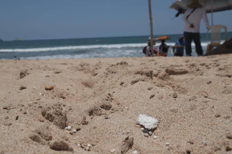 Alertan por contaminación con poliestireno en playas de Mazatlán