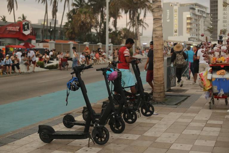 Asegurarán scooter a usuarios que excedan velocidad y no traigan casco, chaleco y rodilleras: Oficial Mayor