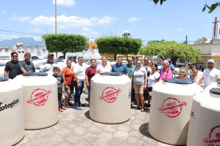 Entregan 86 contenedores de agua, en Rosario