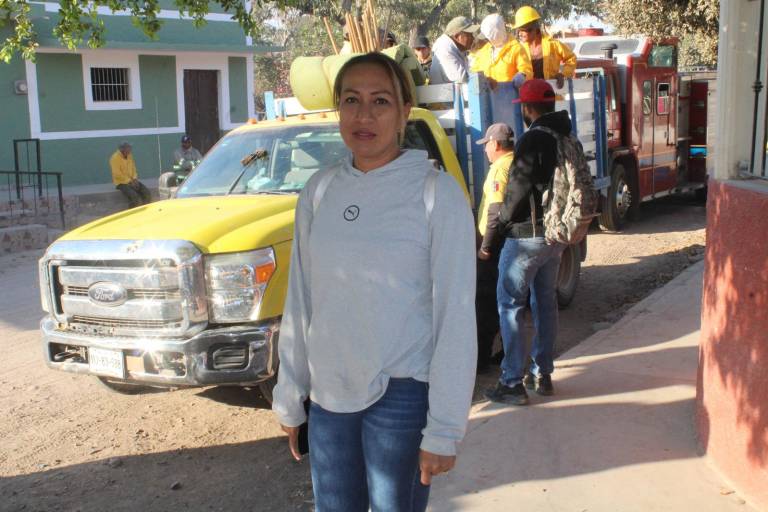 Tere se suma a brigada contra el incendio en el cerro del Yauco, en Rosario