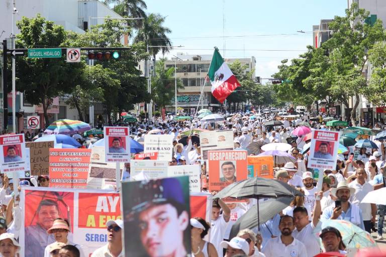 Ciudadanos marchan en Culiacán para exigir paz a un año de enfrentamientos criminales