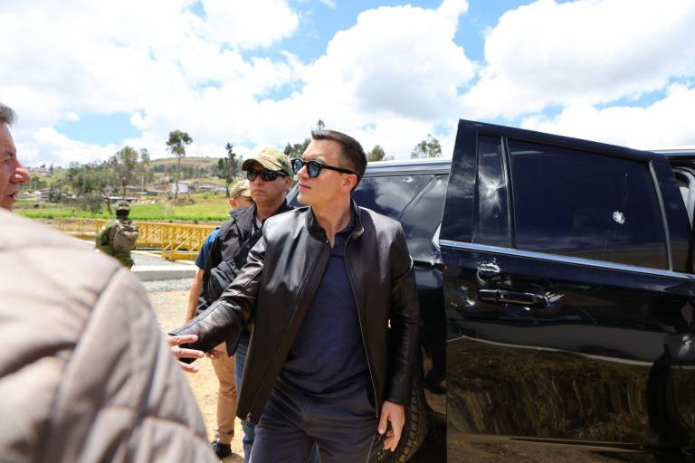 Manifestantes atacan vehículo de Presidente de Ecuador; lo reportan ileso