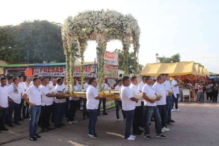 Realizan titánica labor cargadores y valla de jóvenes durante romería en la virgen del Rosario