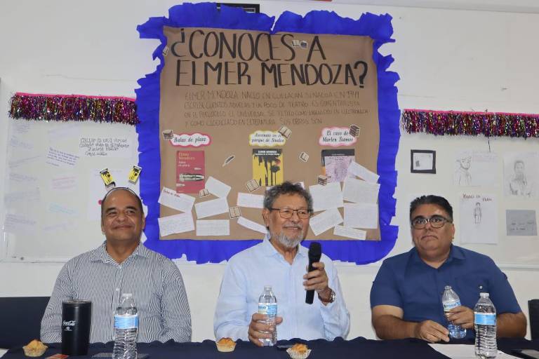 Charla Élmer Mendoza con estudiantes de la UAS sobre literatura
