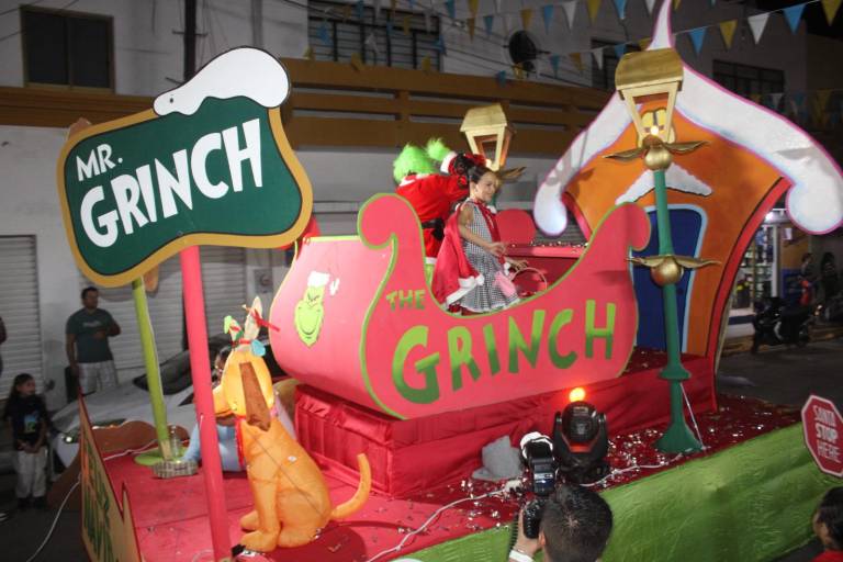 Lluvias no frenan desfile de luces y gala navideña en Rosario