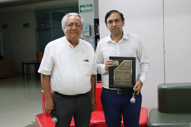 Científico Cristhian Valerio presenta conferencia sobre aceleradores de partículas a estudiantes universitarios y de bachillerato