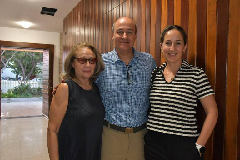 Admiran la exposición ‘Regla de Tres: Punto de origen’, en La Casa del Maquío