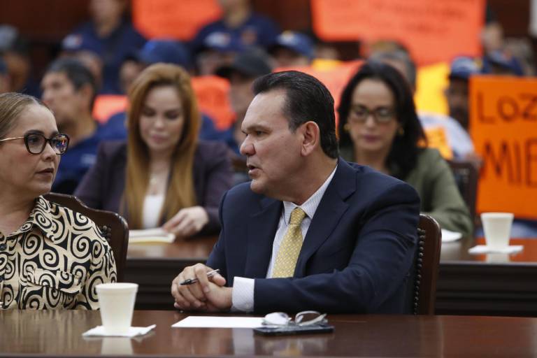 Acusa Diputado despilfarro en vehículos en la UAS; ‘Traen puro carro bueno’, señala