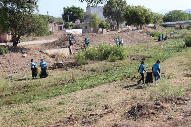 Con limpieza del arroyo Buñigas, participa de UTEsc en Jornada Nacional de Tequios por la Paz, que impulsa la Presidencia de la República.