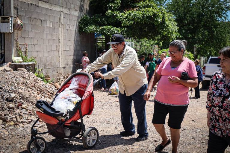 Entrega DIF Municipal despensas en colonias populares de Culiacán