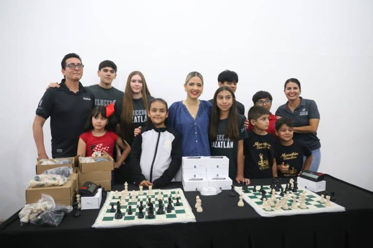 Entregan material deportivo en apoyo a más de 400 atletas mazatlecos