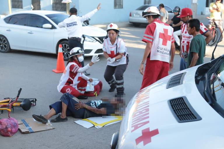 Por esquivar un bache, adulto mayor cae de su bicicleta en la avenida Pino Suárez de Mazatlán