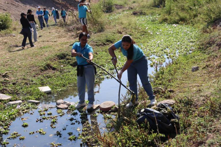 Con limpieza del arroyo Buñigas, participa de UTEsc en Jornada Nacional de Tequios por la Paz, que impulsa la Presidencia de la República.