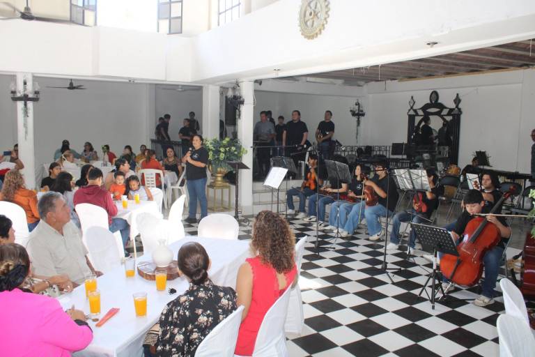 Orquesta Raíces de Plata y Coro Lola Beltrán realizan desayuno con causa en El Rosario