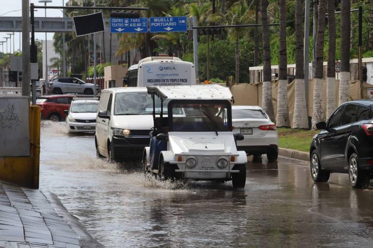 Tormenta en Mazatlán dejó 118 milímetros de lluvia; auxilian a 127 personas
