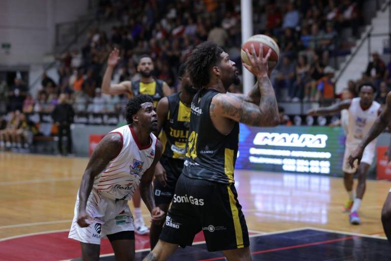 Caballeros se derrumba en el segundo cuarto y pierde ante Ostioneros en Guaymas