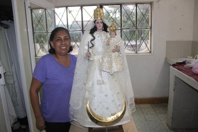 Josefina agradece con vestido a la Virgen de Loreto el que cuide de su familia e hijo cada que navega