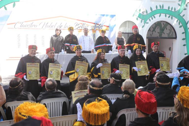 Reciben sinaloenses la investidura Doctor Honoris Causa y Doctor de Doctores