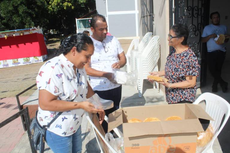 Leticia y Joel elaboran buñuelos y regalan en honor a San Judas Tadeo en Rosario