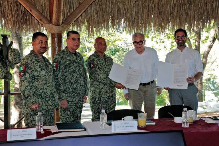 Entrega Rocha título de propiedad del cuartel militar en Badiraguato