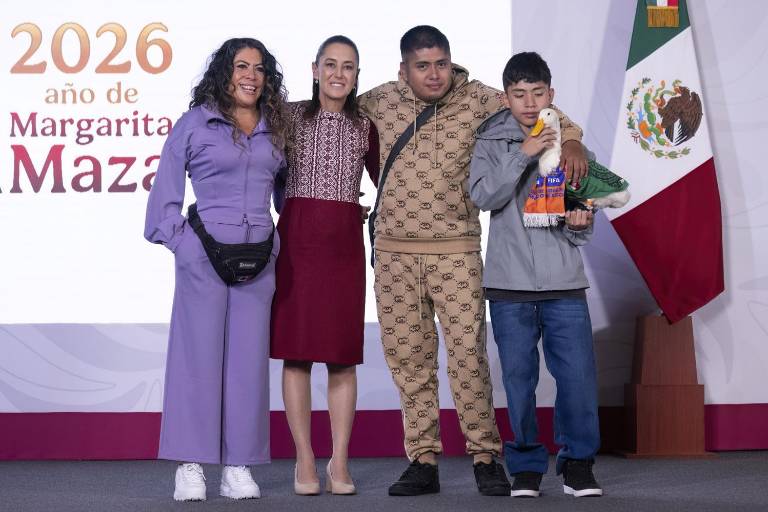 El pato Merlín, que ha sido una sensación viral con el Mundial, llega a la conferencia de la Presidenta Claudia Sheinbaum Pardo.