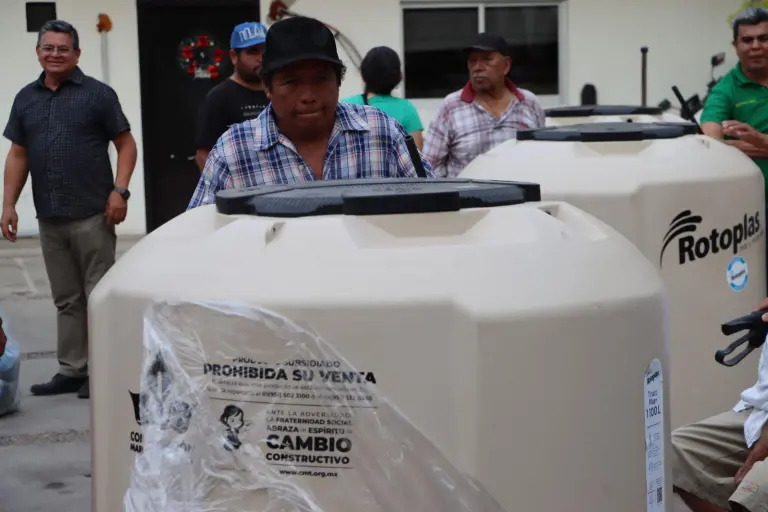 Entregan 58 tinacos y una cisterna a familias vulnerables de Rosario