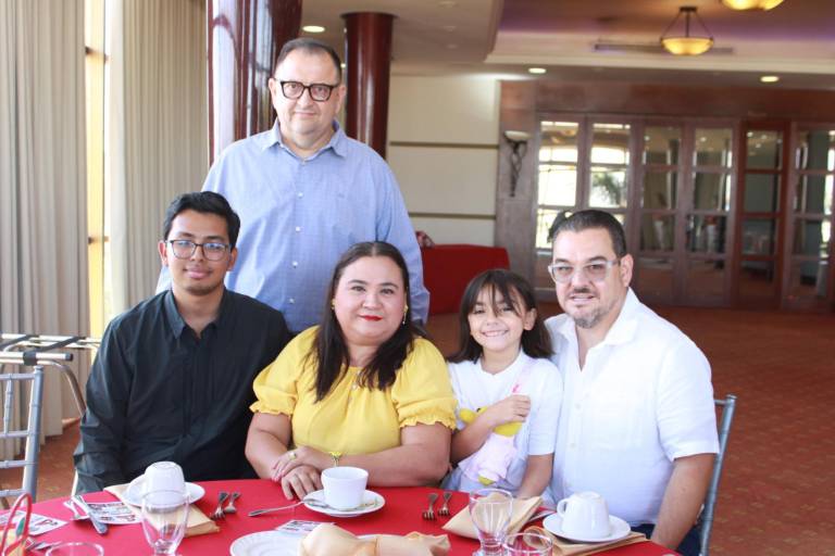 Honran la trayectoria laboral de Laura Sánchez, tras 29 años de trabajo en Grupo Noroeste