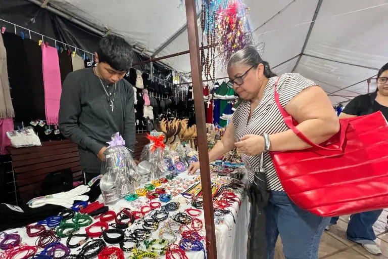 Comerciantes ambulantes en Plazuela Álvaro Obregón esperan repunte tras la entrega de aguinaldos