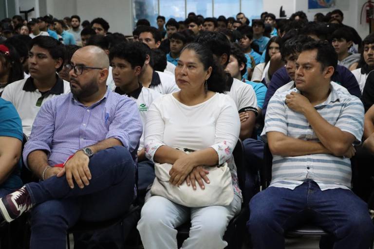 Científico Cristhian Valerio presenta conferencia sobre aceleradores de partículas a estudiantes universitarios y de bachillerato