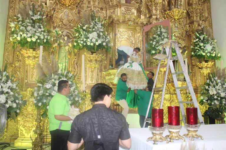Jesús Manuel con devoción ha dedicado 30 años de su vida a bajar a la Virgen del Rosario