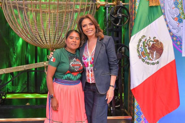 Con billete de su Sorteo Especial, Lotería Nacional reconoce a las corredoras de México Imparable