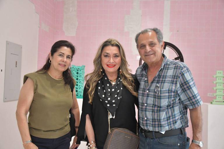 Admiran la exposición ‘Regla de Tres: Punto de origen’, en La Casa del Maquío