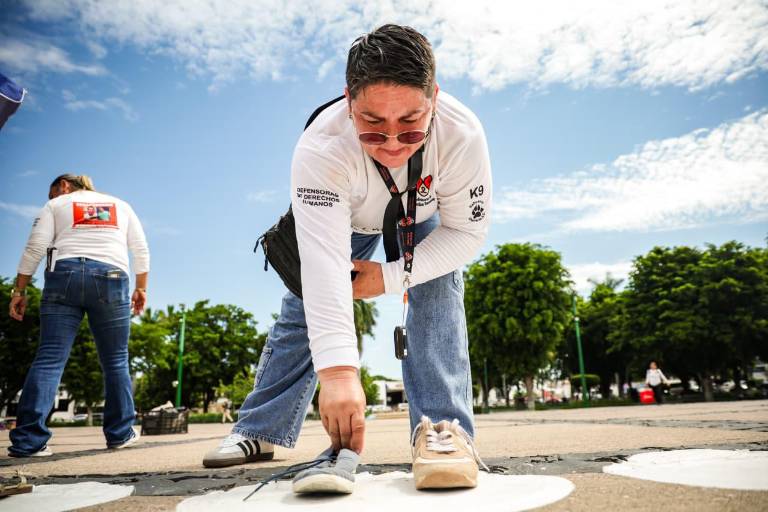 El camino de zapatos de los desaparecidos: dolorosa manifestación de madres buscadoras