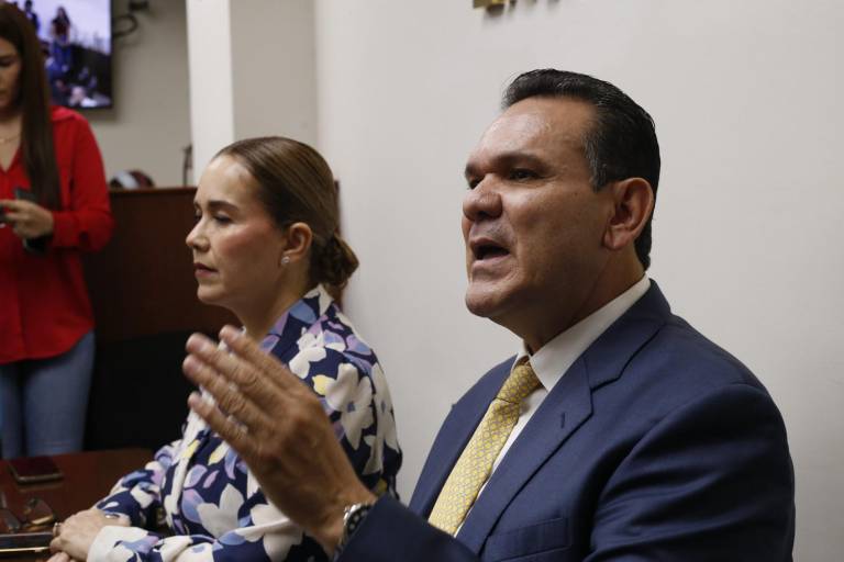 Lo único que hace es trabajar y dar resultados: Sergio Torres por viaje de Alcalde de Elota a París