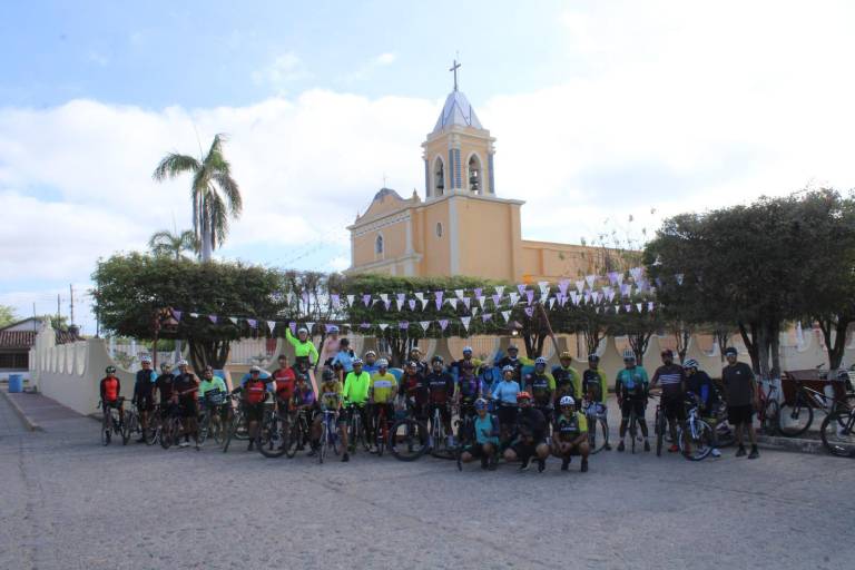 Grupo de 60 ciclistas pedalean de Escuinapa a Cacalotán, Rosario, por la recreación y la paz